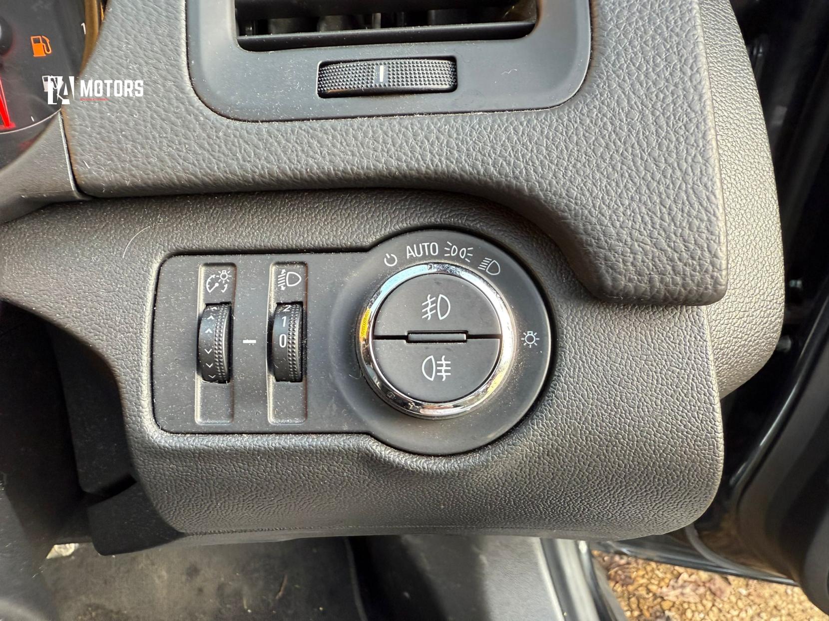 Vauxhall Insignia 2.0 CDTi BiTurbo SRi VX Line Nav Hatchback 5dr Diesel Manual Euro 5 (s/s) (195 ps)