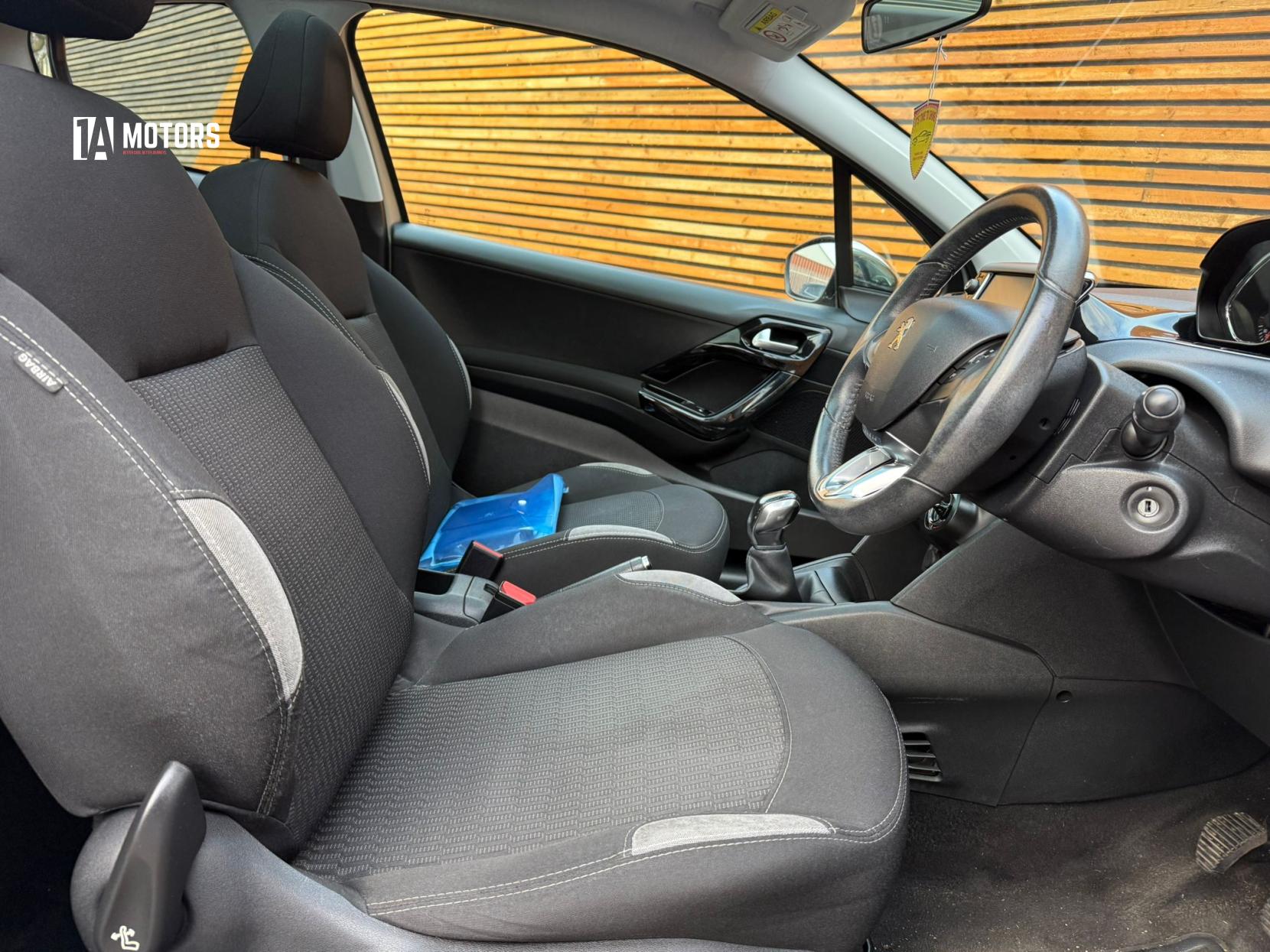 Peugeot 208 1.2 VTi PureTech Style Hatchback 3dr Petrol Manual Euro 5 (82 ps)