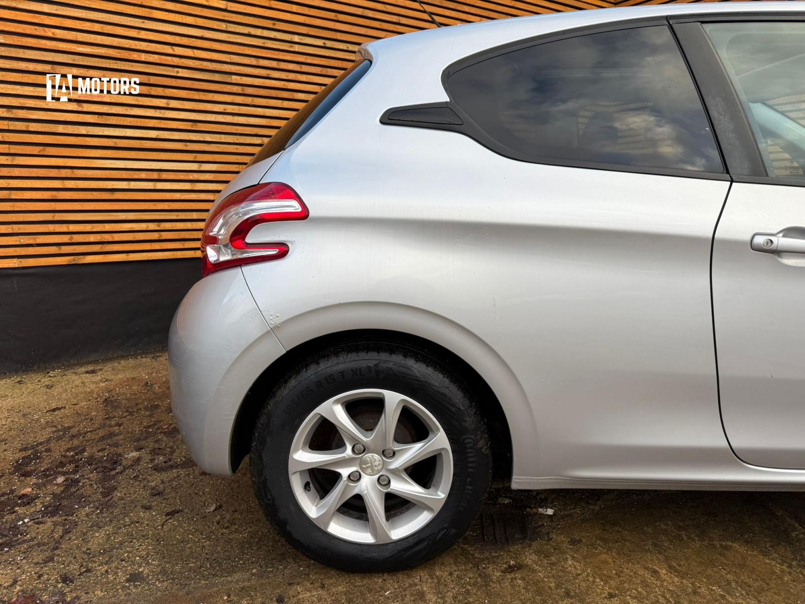 Peugeot 208 1.2 VTi PureTech Style Hatchback 3dr Petrol Manual Euro 5 (82 ps)