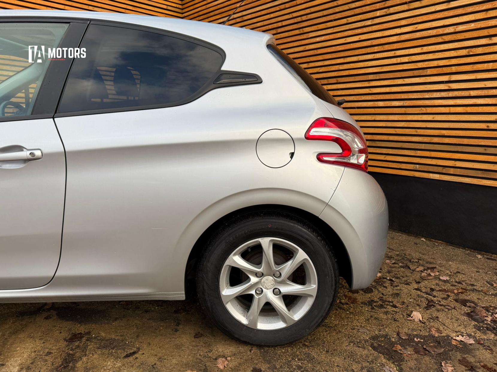 Peugeot 208 1.2 VTi PureTech Style Hatchback 3dr Petrol Manual Euro 5 (82 ps)