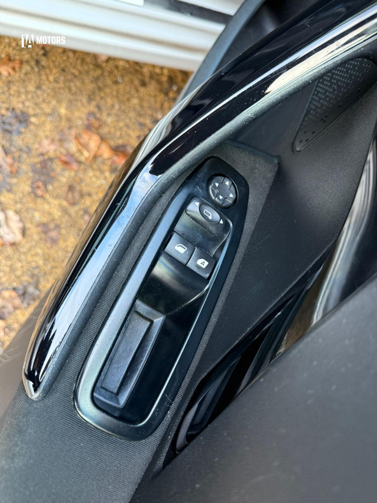 Peugeot 208 1.2 VTi PureTech Style Hatchback 3dr Petrol Manual Euro 5 (82 ps)