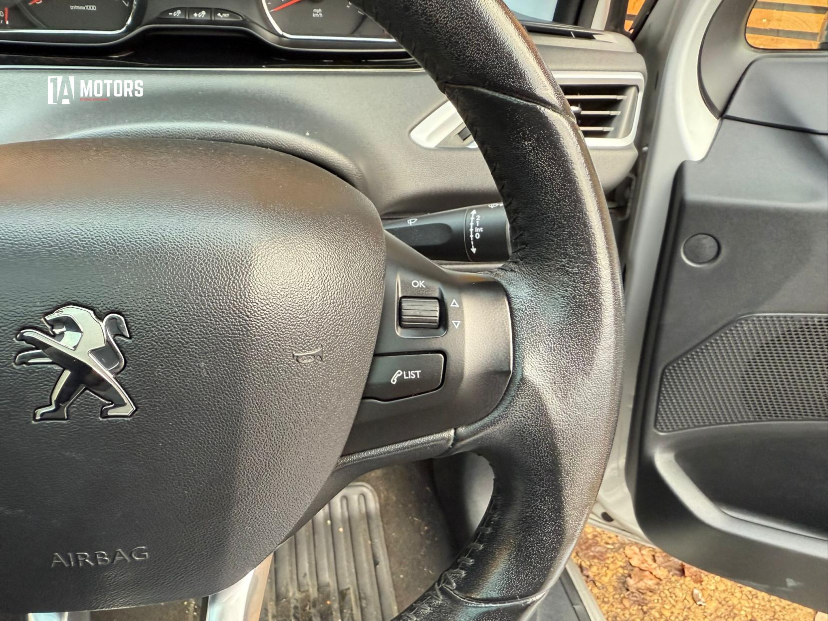 Peugeot 208 1.2 VTi PureTech Style Hatchback 3dr Petrol Manual Euro 5 (82 ps)